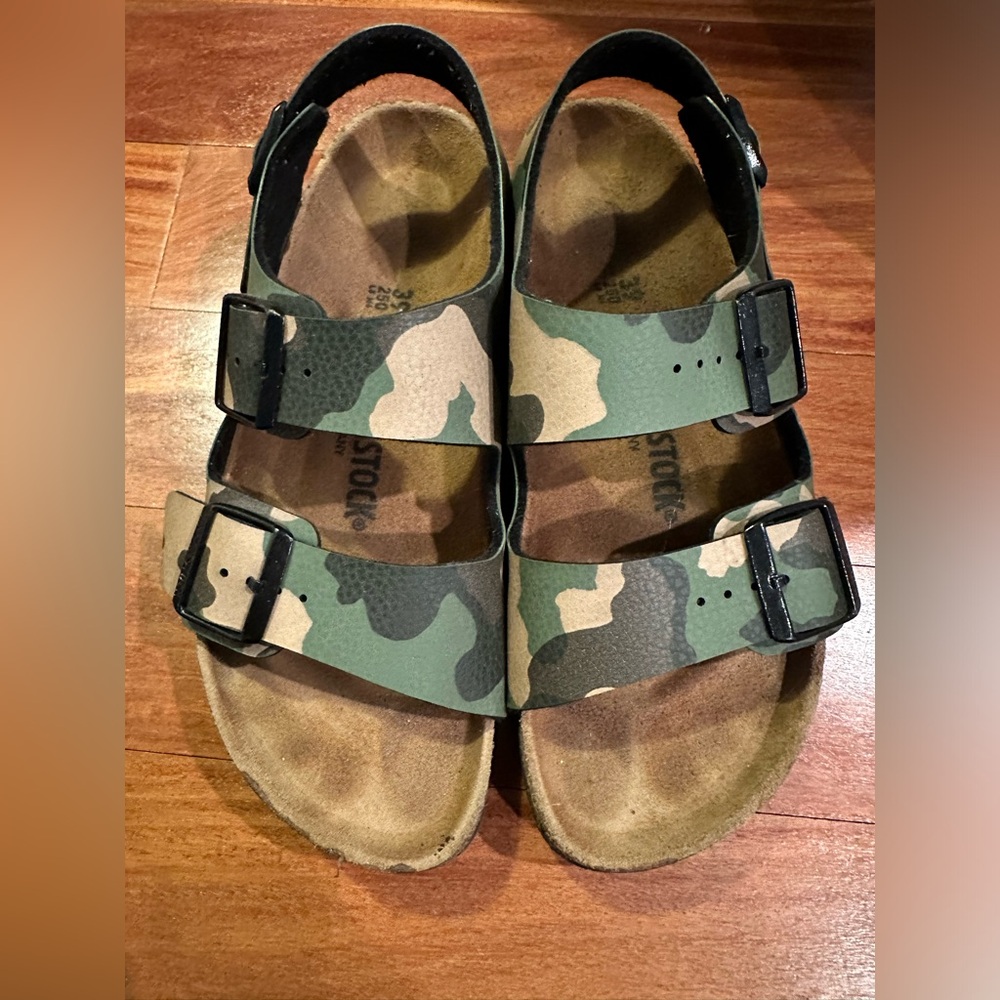 Birkenstock sandals Camo Military print
Size 39 (size 6 big boys)